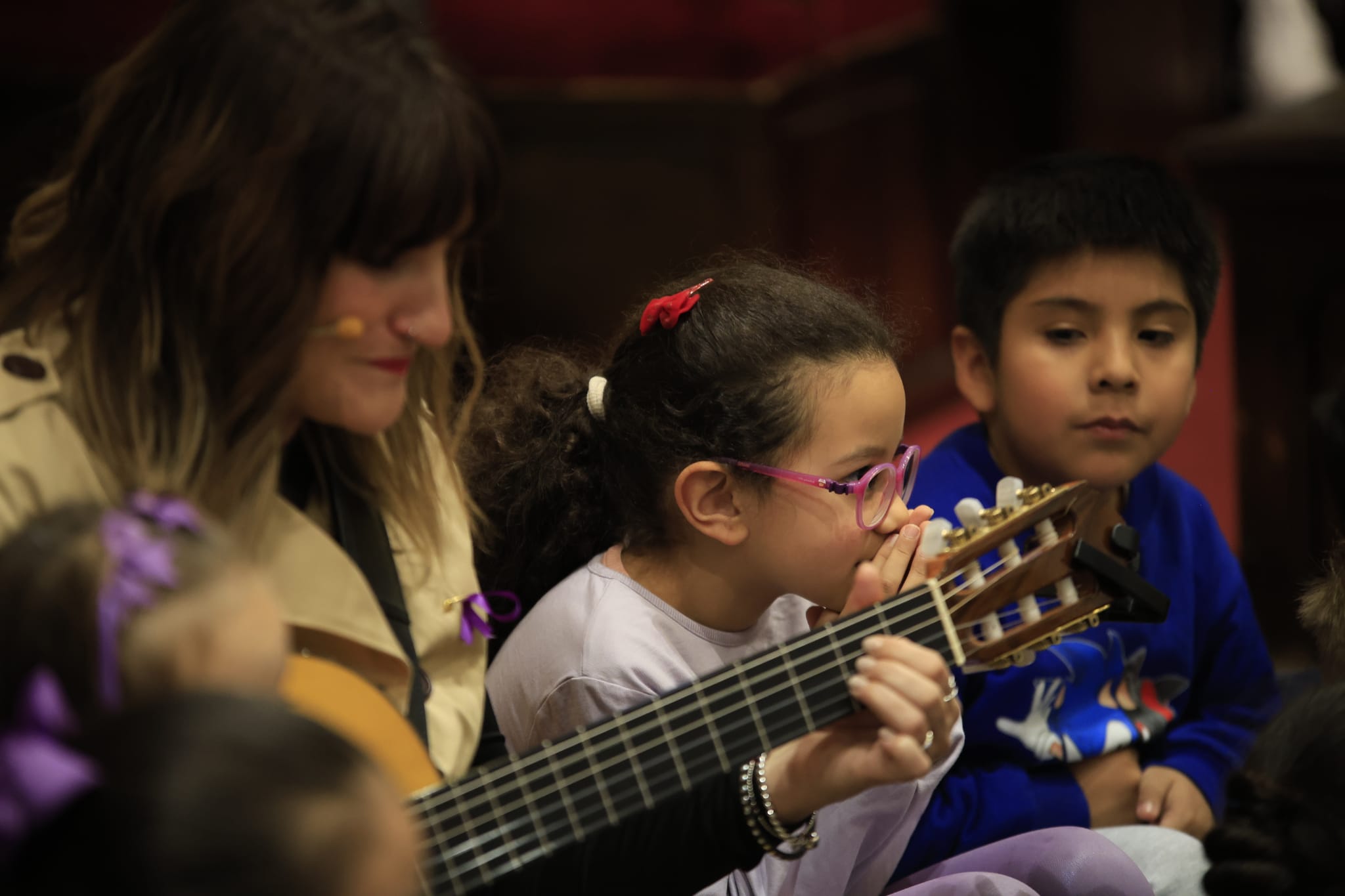 Rozalén canta en el Paraninfo &#039;La puerta violeta&#039; junto a varios niños