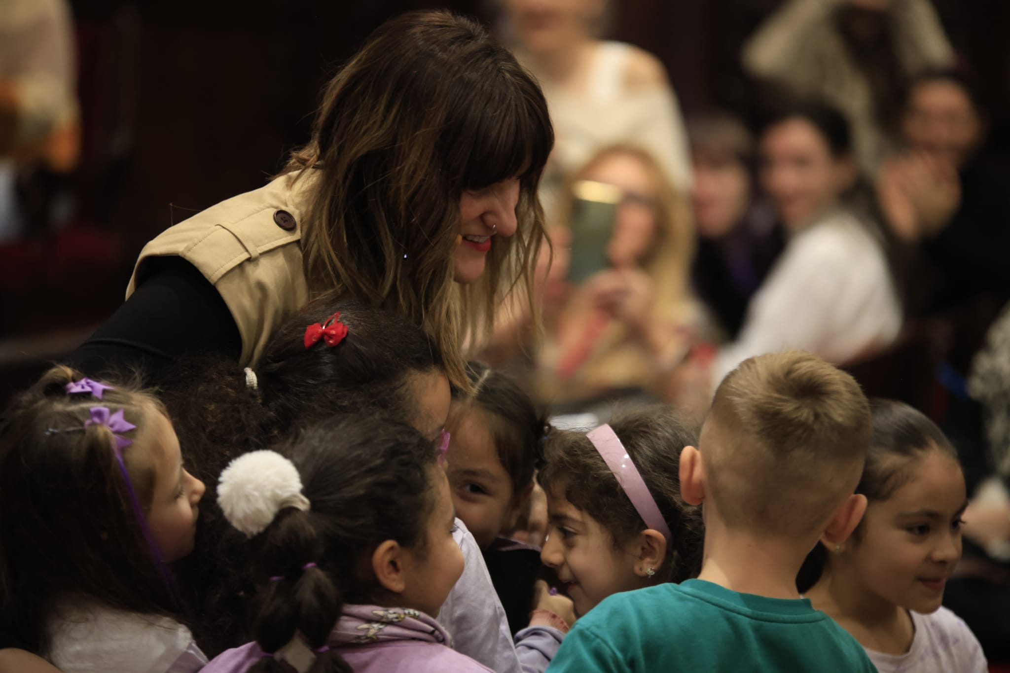 Rozalén canta en el Paraninfo &#039;La puerta violeta&#039; junto a varios niños
