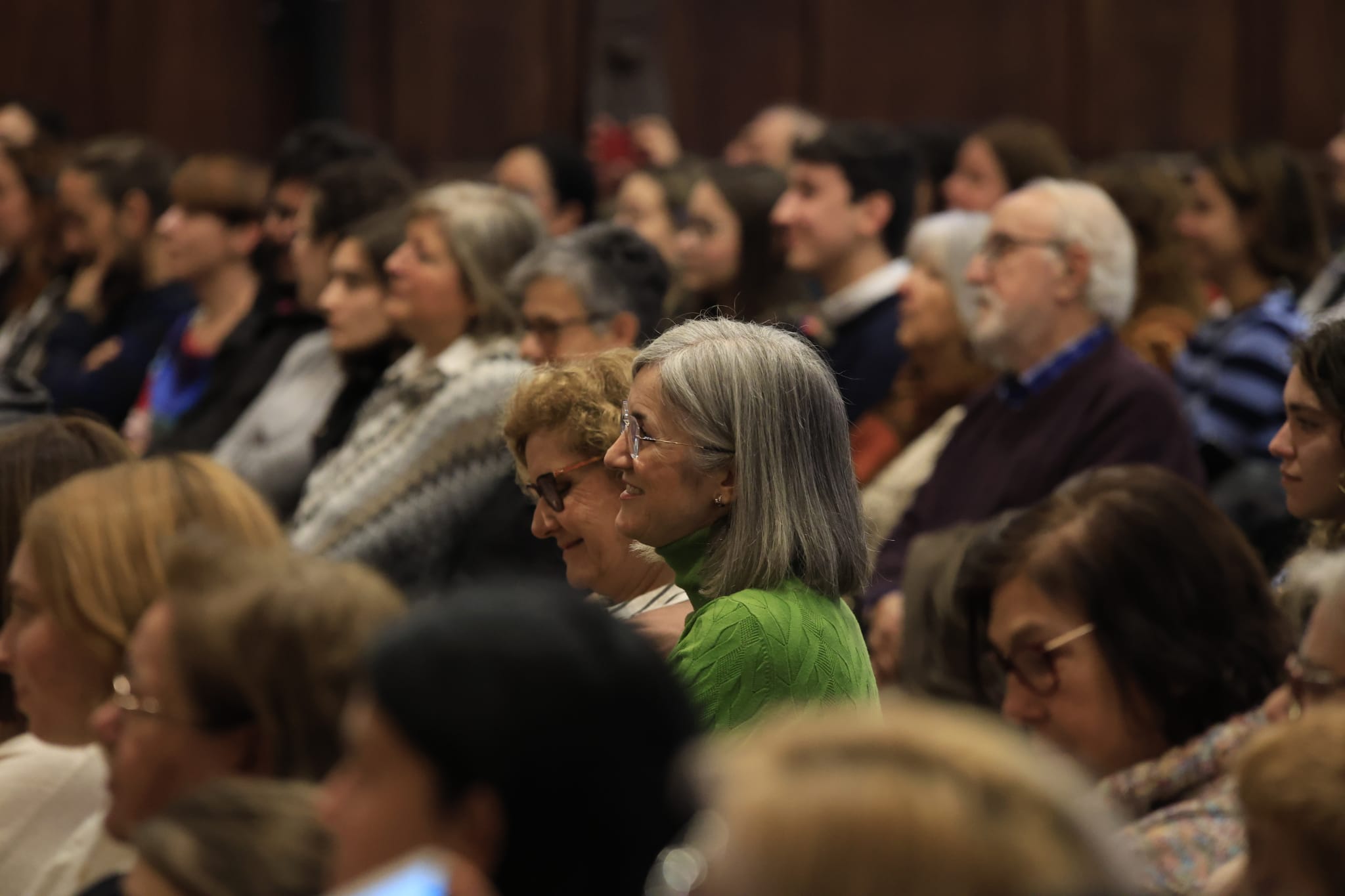 Rozalén canta en el Paraninfo &#039;La puerta violeta&#039; junto a varios niños