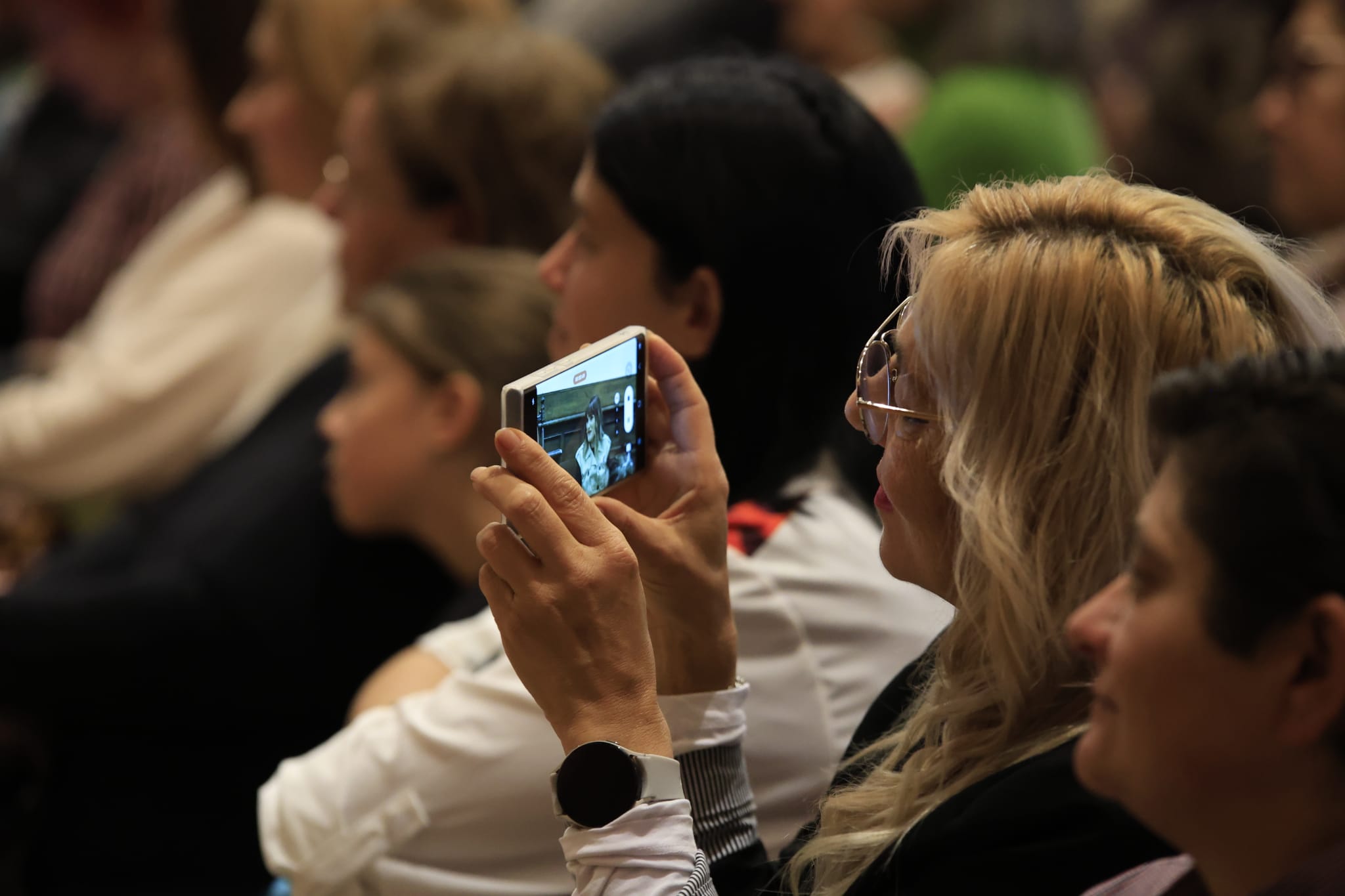 Rozalén canta en el Paraninfo &#039;La puerta violeta&#039; junto a varios niños