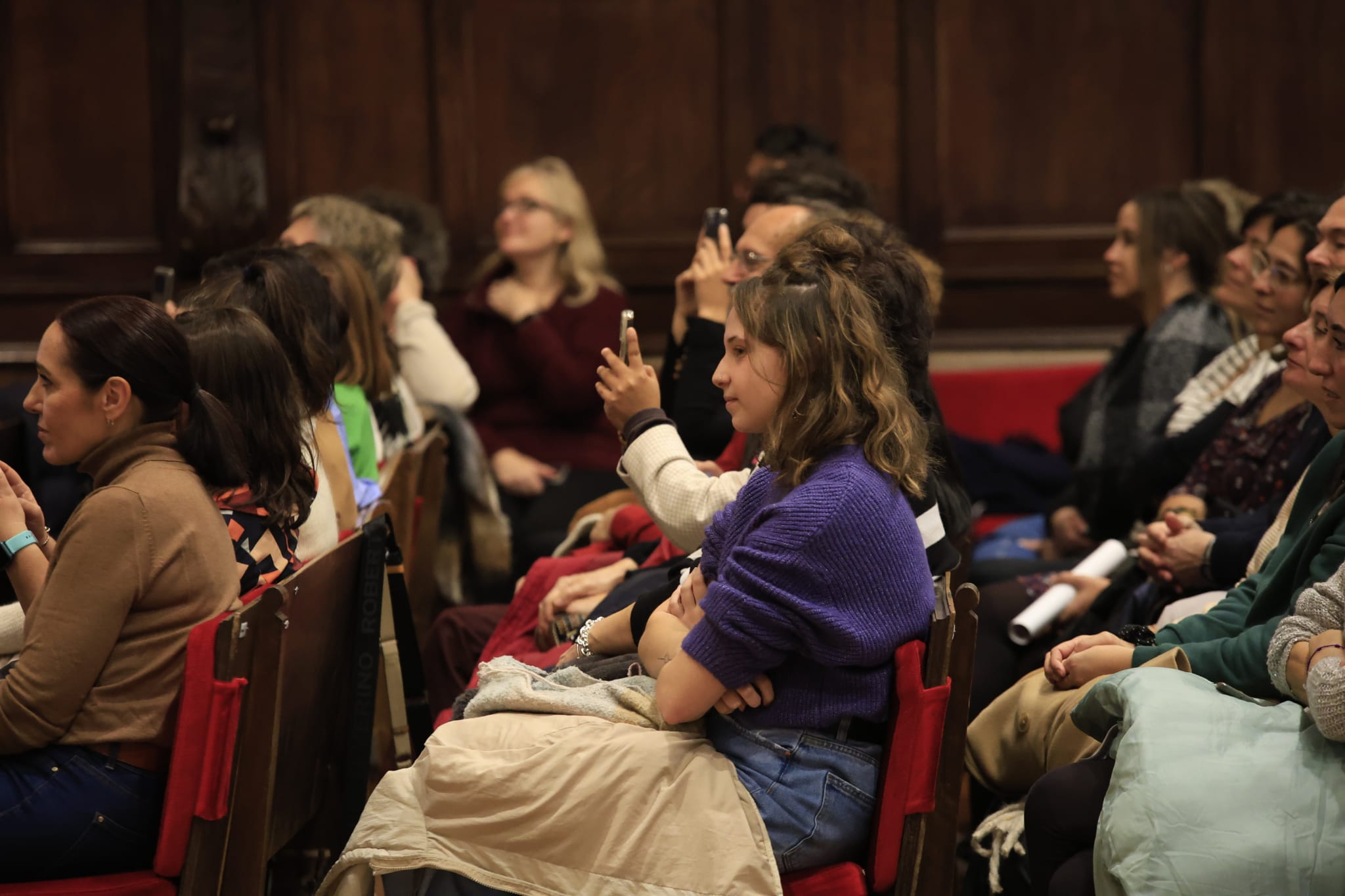 Rozalén canta en el Paraninfo &#039;La puerta violeta&#039; junto a varios niños