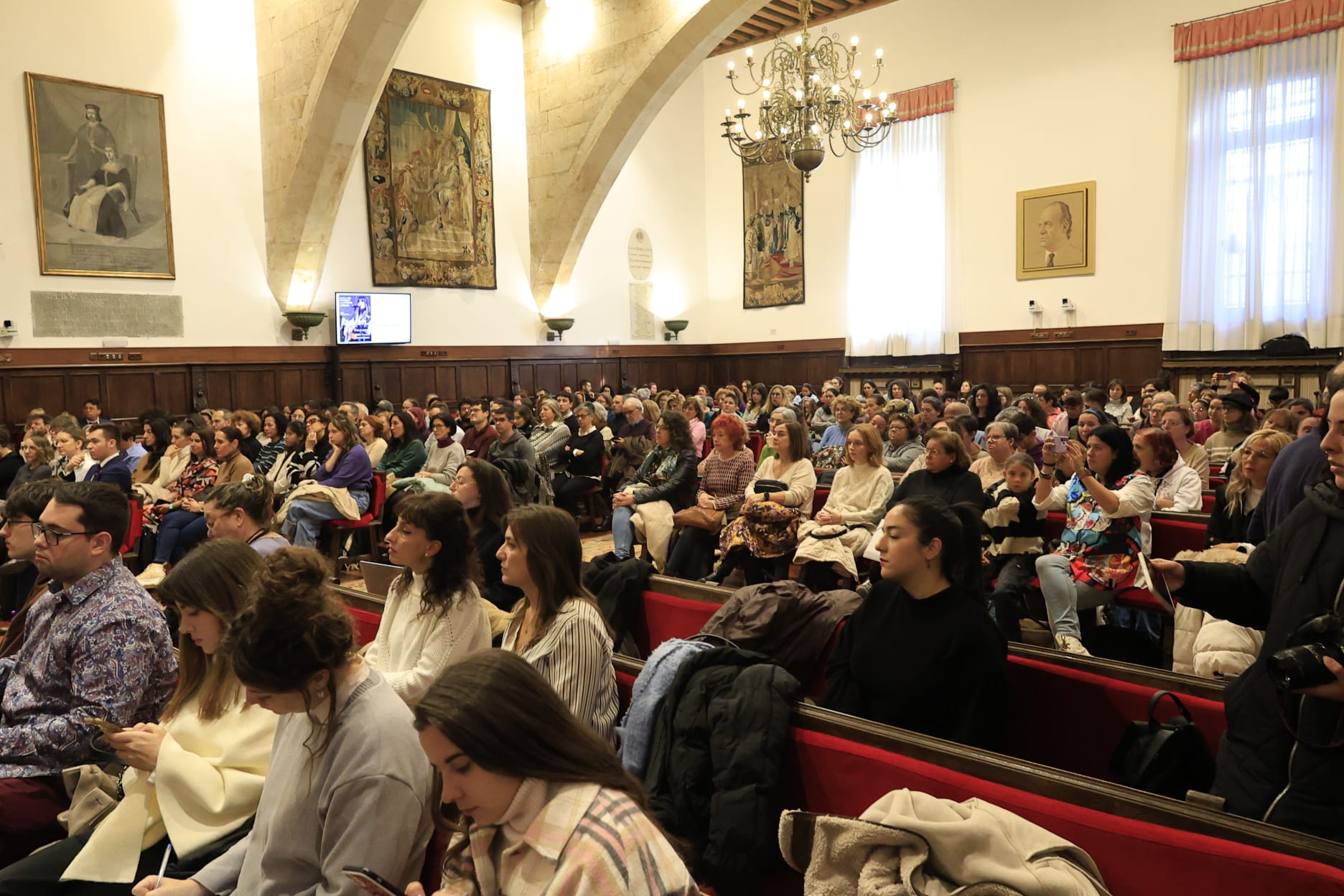 Rozalén canta en el Paraninfo &#039;La puerta violeta&#039; junto a varios niños