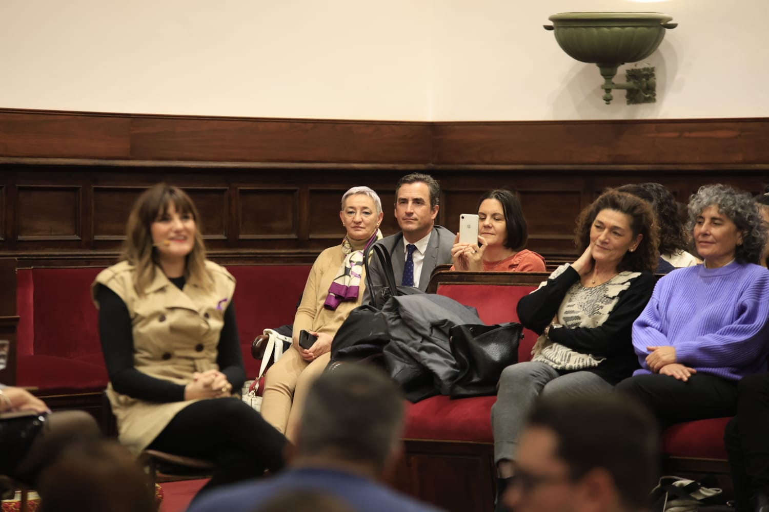 Rozalén canta en el Paraninfo &#039;La puerta violeta&#039; junto a varios niños