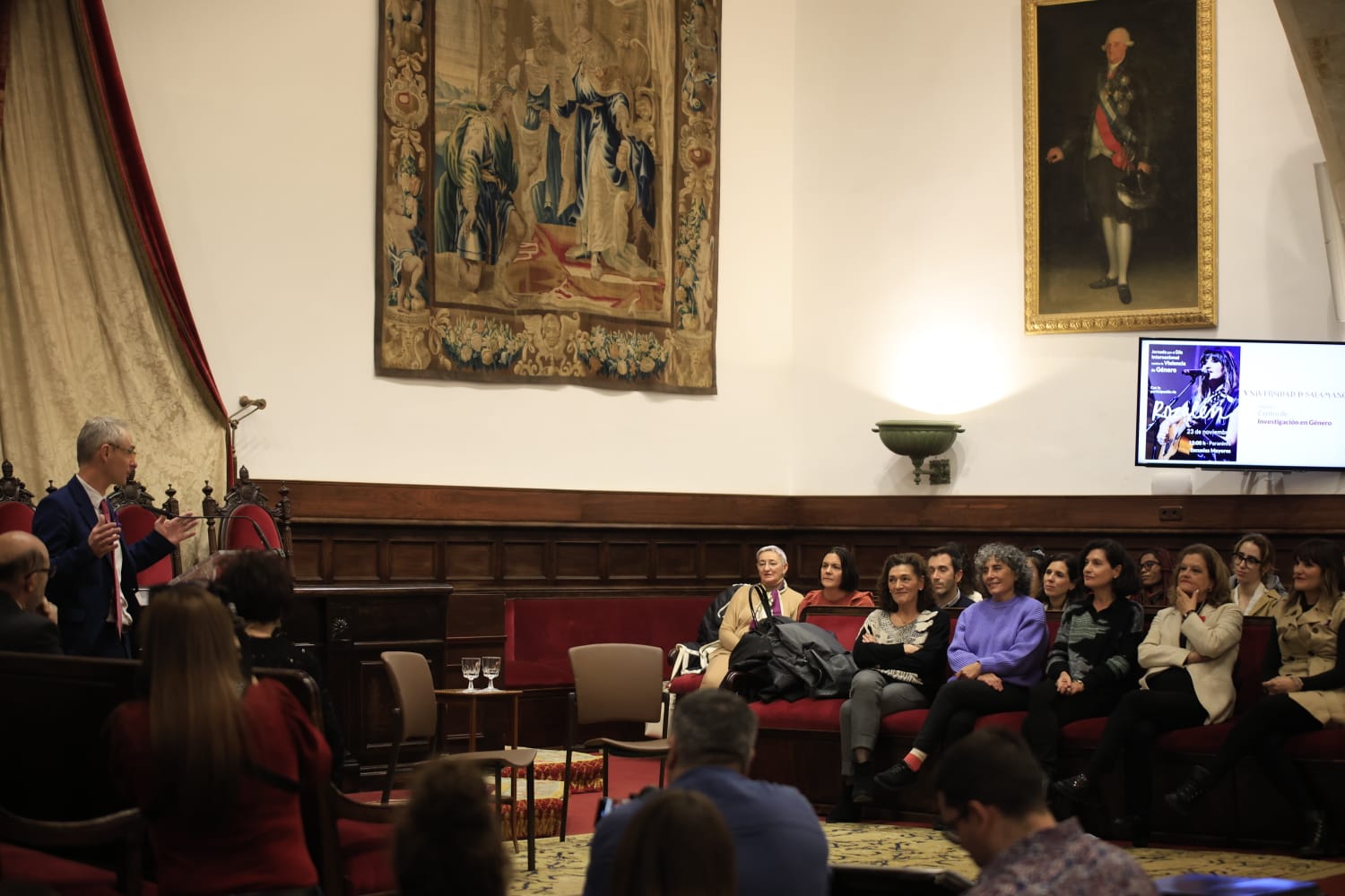 Rozalén canta en el Paraninfo &#039;La puerta violeta&#039; junto a varios niños