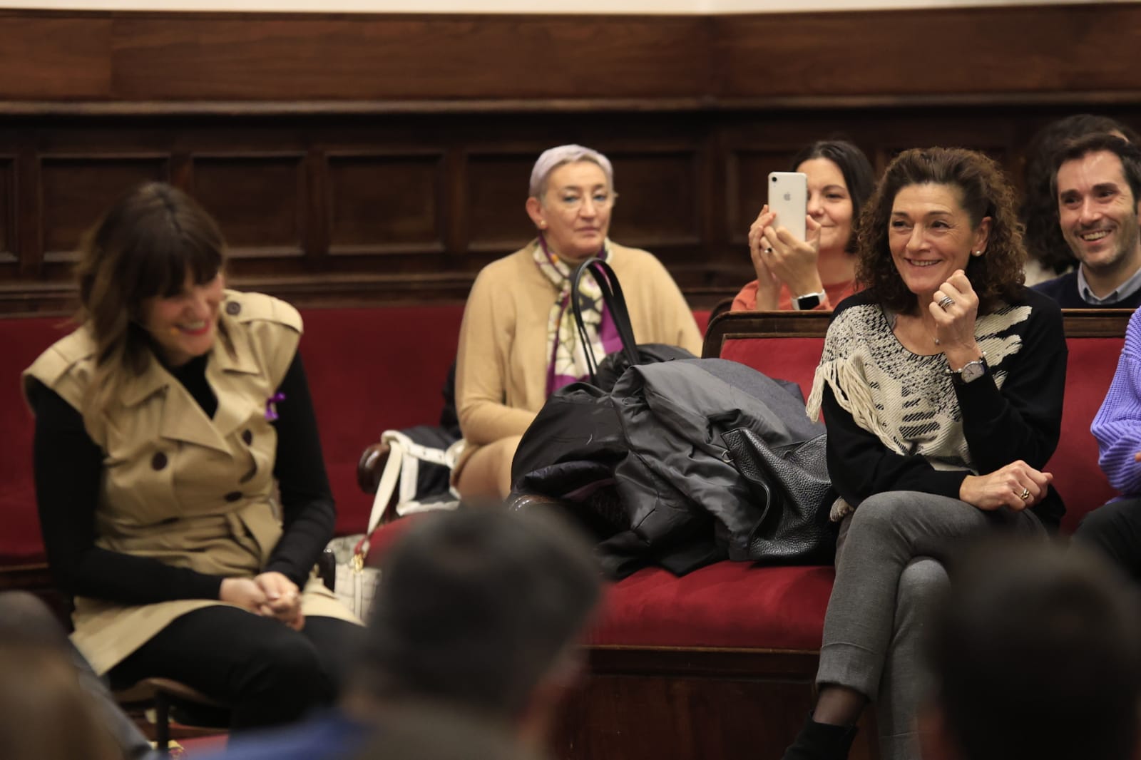 Rozalén canta en el Paraninfo &#039;La puerta violeta&#039; junto a varios niños