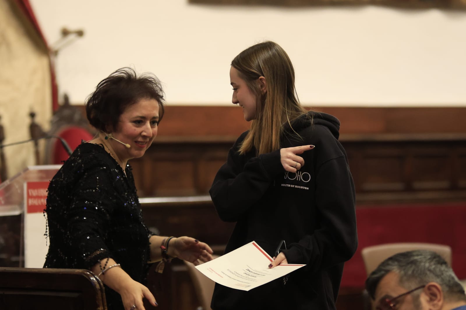 Rozalén canta en el Paraninfo &#039;La puerta violeta&#039; junto a varios niños