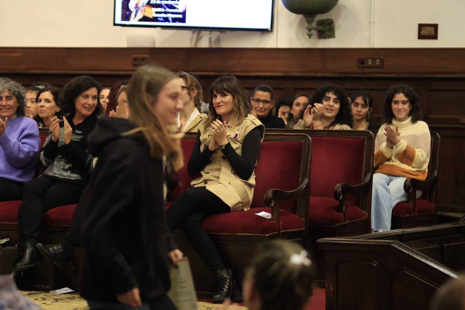 Rozalén canta en el Paraninfo &#039;La puerta violeta&#039; junto a varios niños