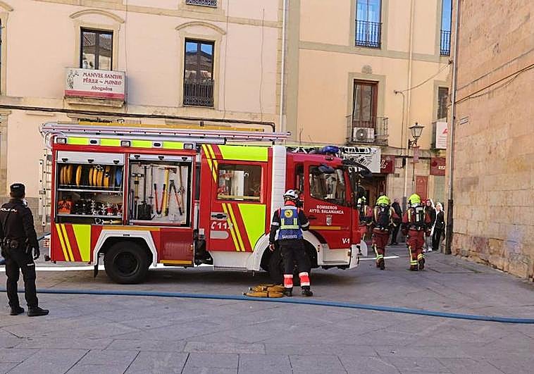 Policías y bomberos, en la Plaza de las Agustinas durante el incidente.