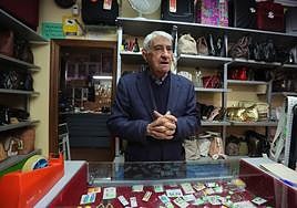Antonio Sánchez, con 81 años, regenta un comercio que arregla bolsos y maletas en Salamanca.