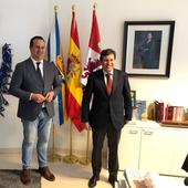 Reunión entre el consejero de de Economía y Hacienda y el alcalde de Santa Marta de Tormes.