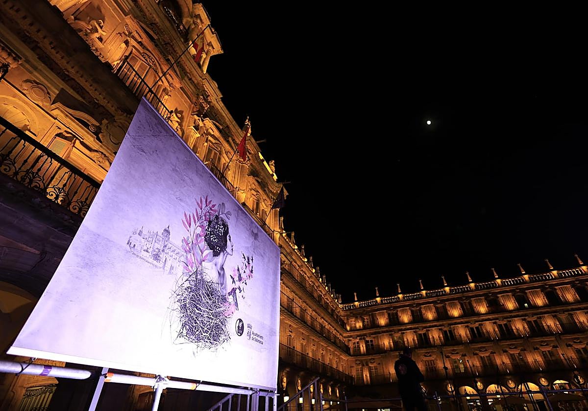 Mural del escenario en la Plaza Mayor de Salamanca para el acto.