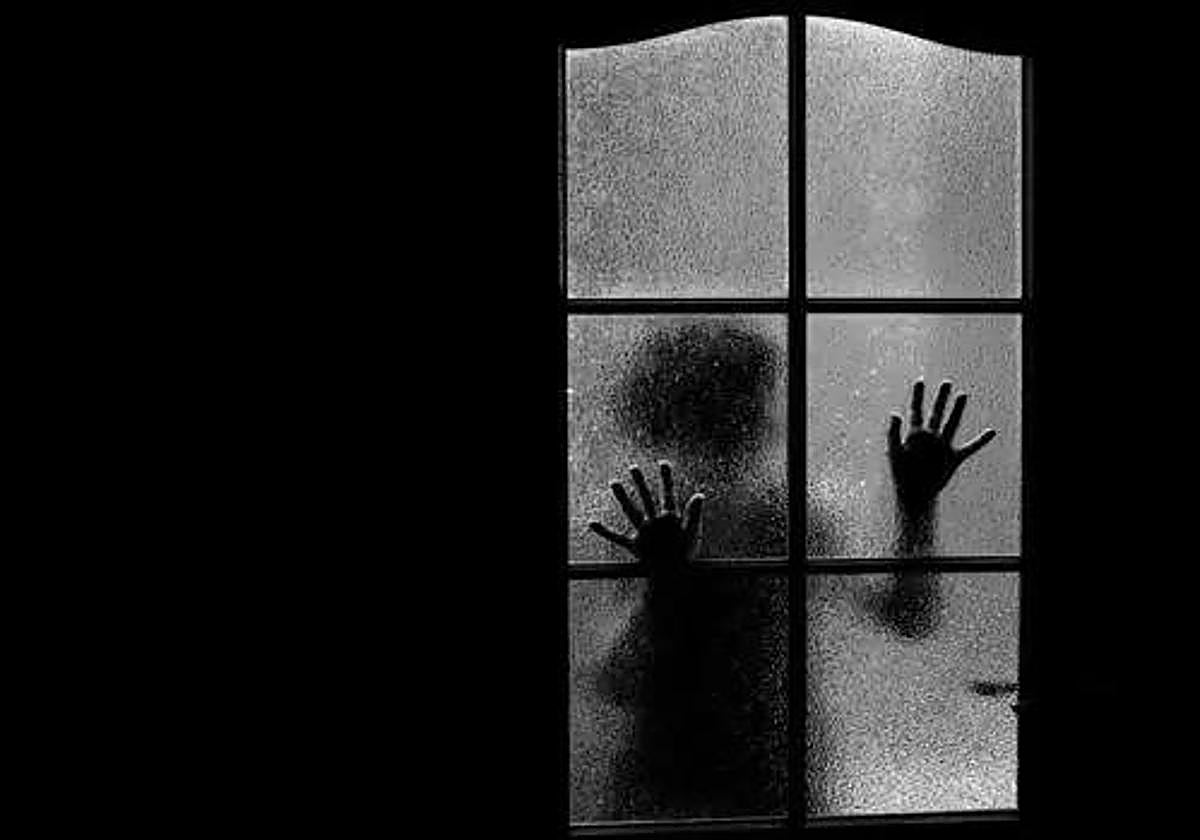 Niño a través de una ventana