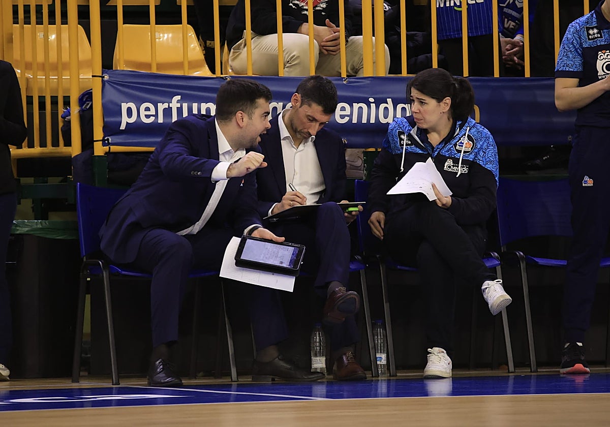 Pepe Vázquez conversa con su cuerpo técnico durante el partido frente a La Seu