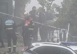 Los efectivos sacan el cuerpo del Río Tormes.