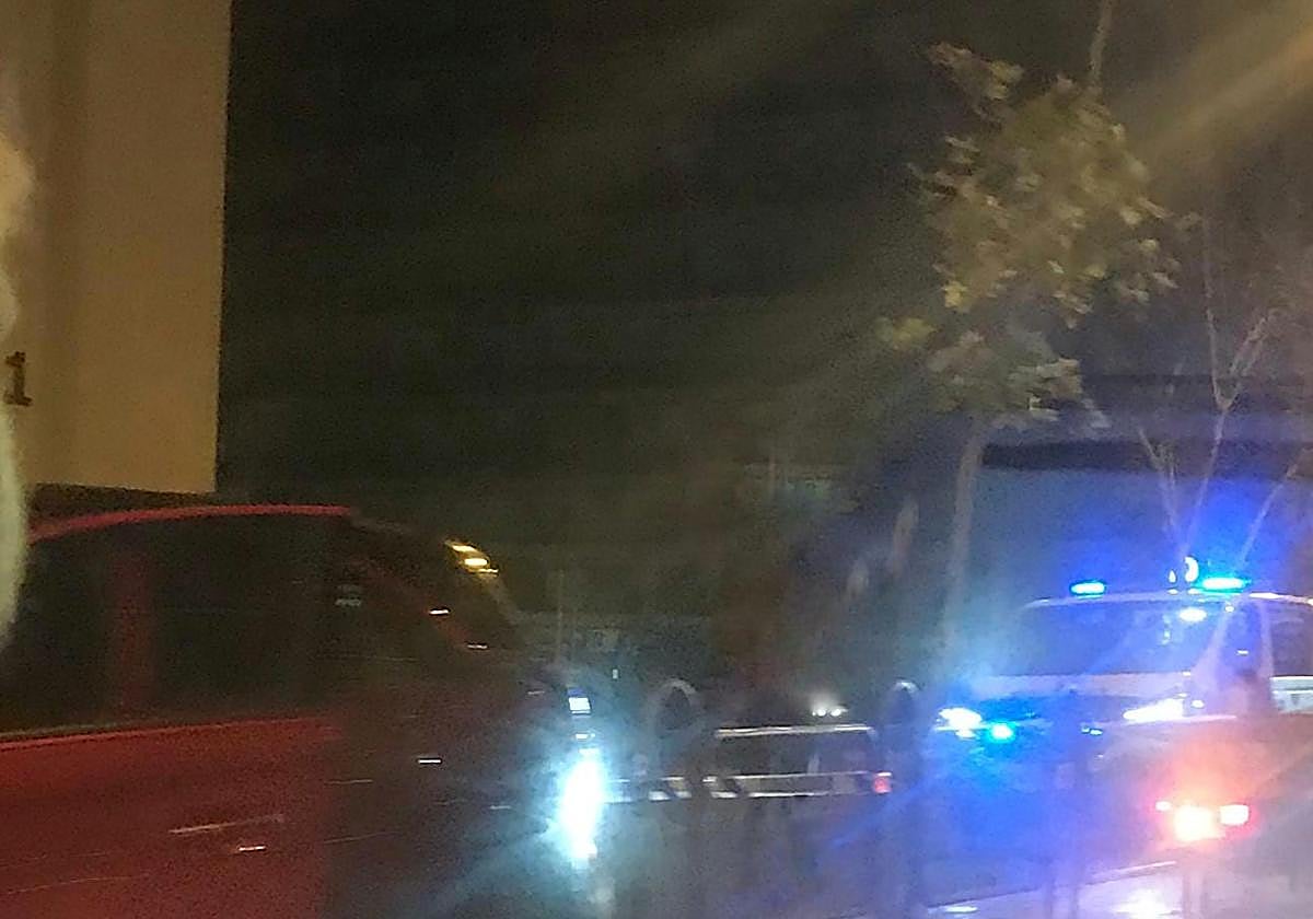 La Policía Local con el coche accidentado.