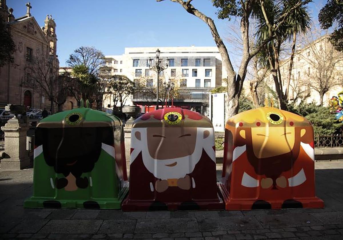 Contenedores decorados con la imagen de los Reyes Magos.