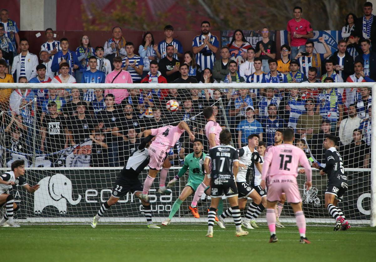 La grada del fondo, en el último partido ante la Ponferradina.