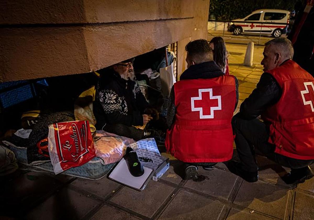 Personal de Cruz Roja atiende a una persona sin hogar.