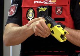 Las pistolas taser con cámaras de grabación llegan a la Policía Nacional de Salamanca
