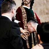 Óscar Rodríguez besa la mano de María Santísima del Dulce Nombre en la Catedral.