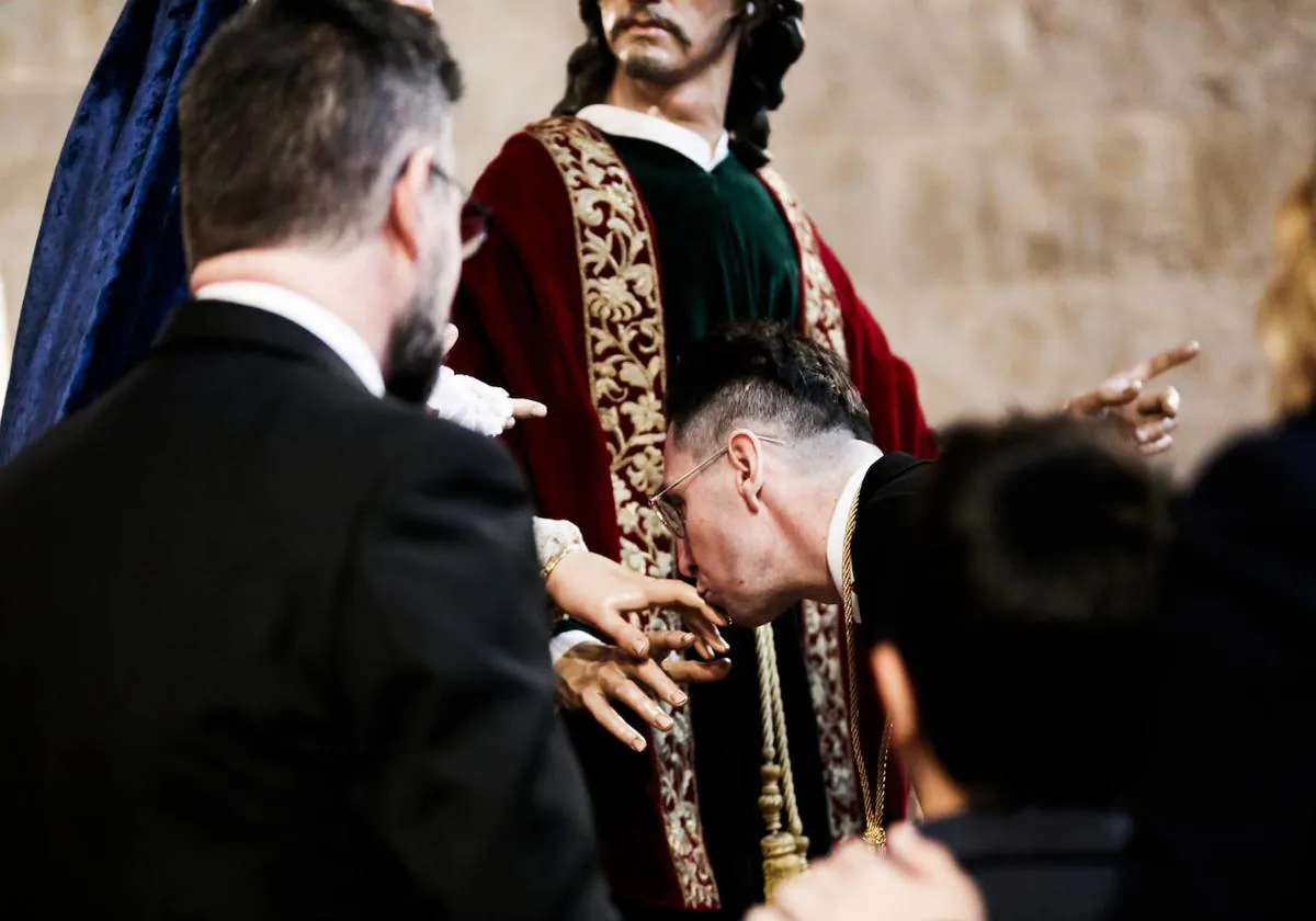 Óscar Rodríguez besa la mano de María Santísima del Dulce Nombre en la Catedral.