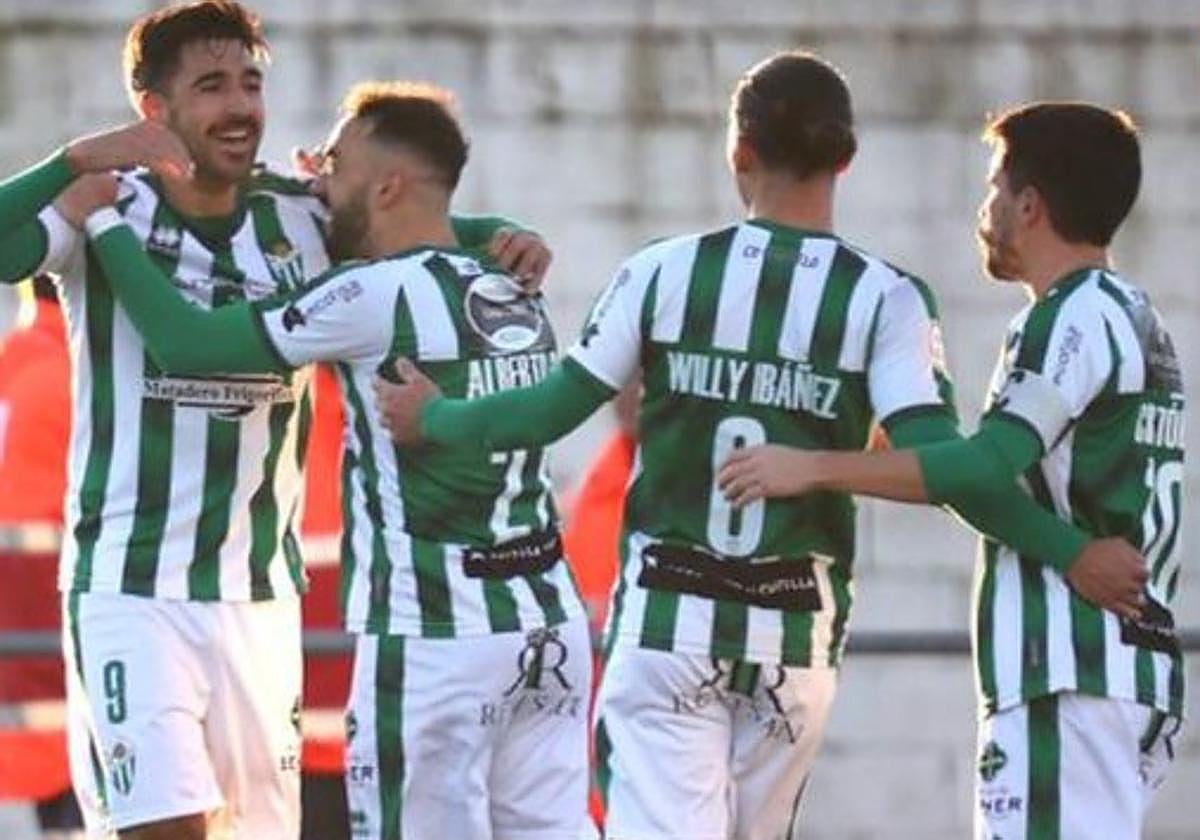 Los jugadores del Guijuelo celebran la victoria.