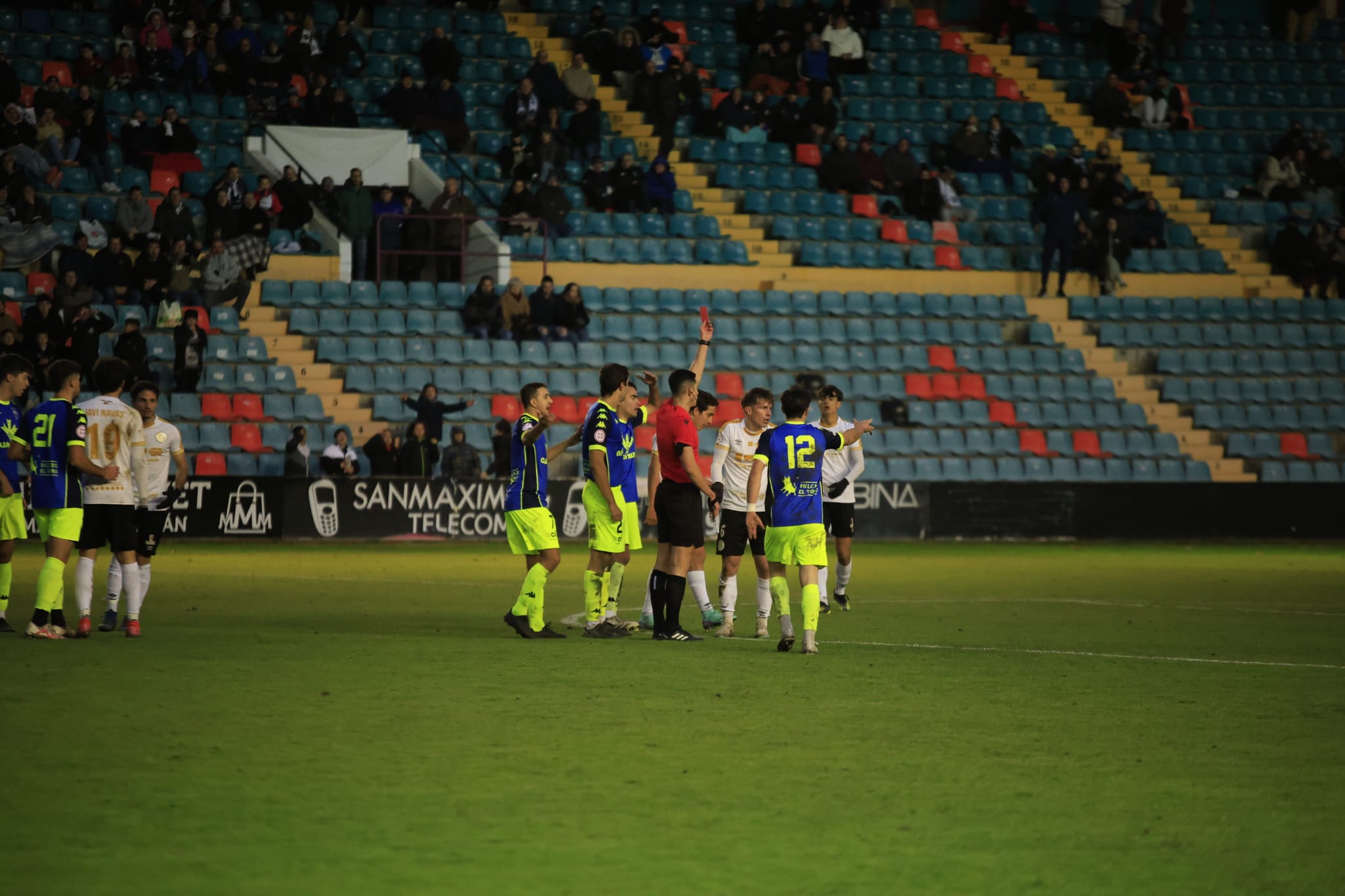 Empate y bronca en el Helmántico