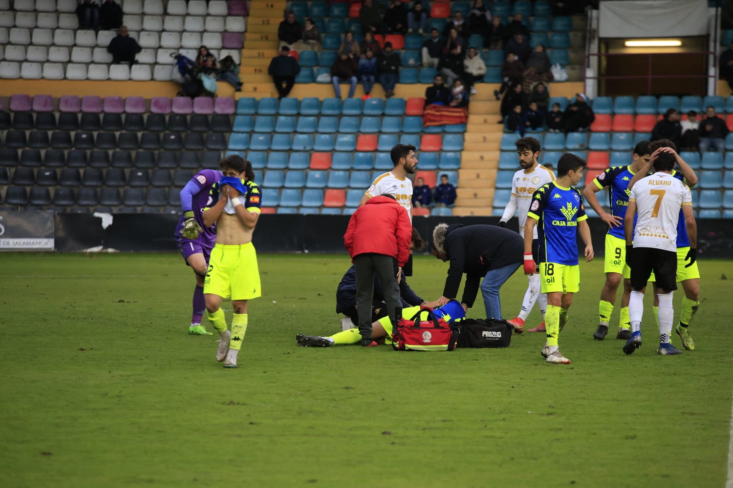Empate y bronca en el Helmántico