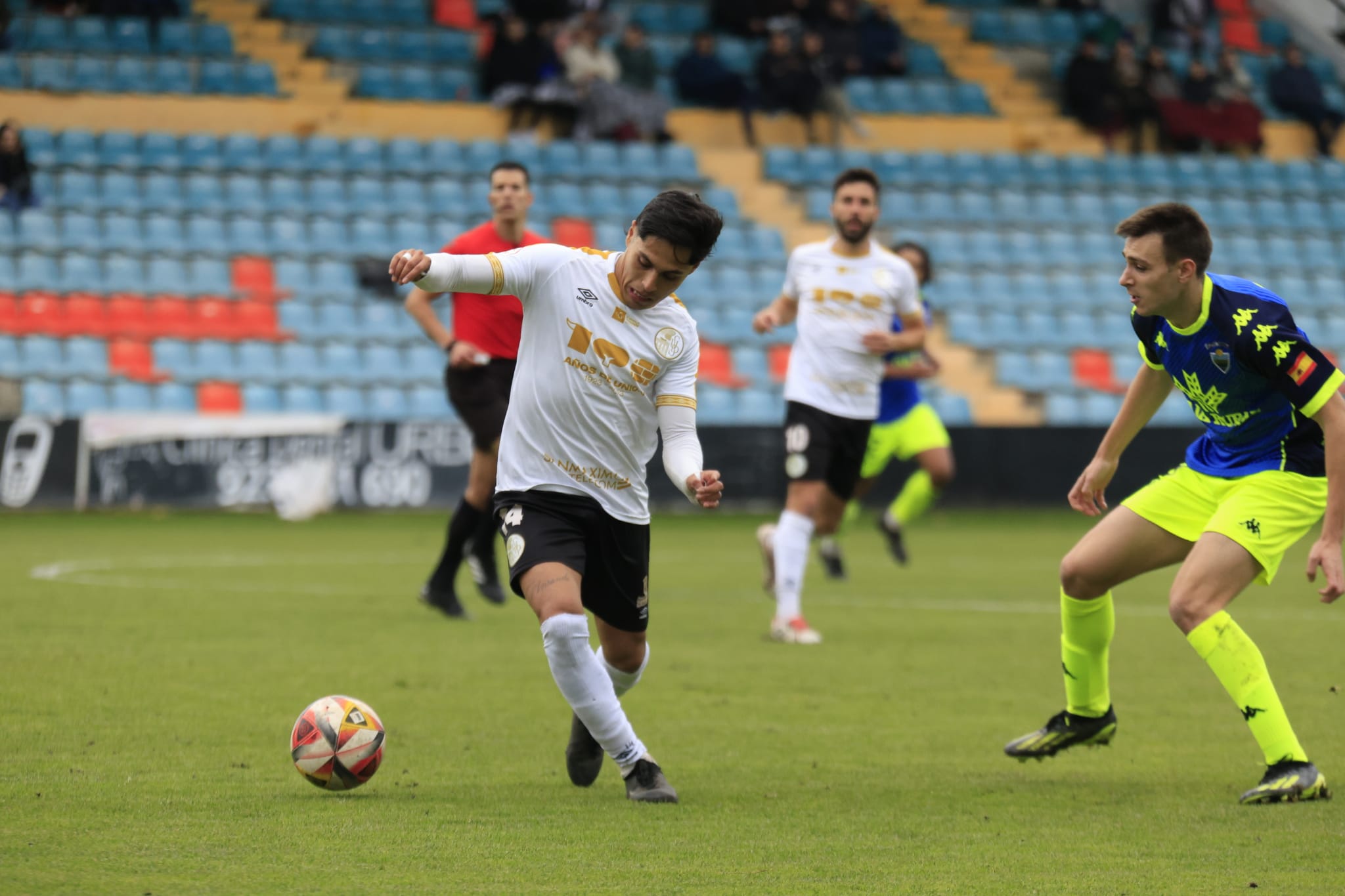 Empate y bronca en el Helmántico