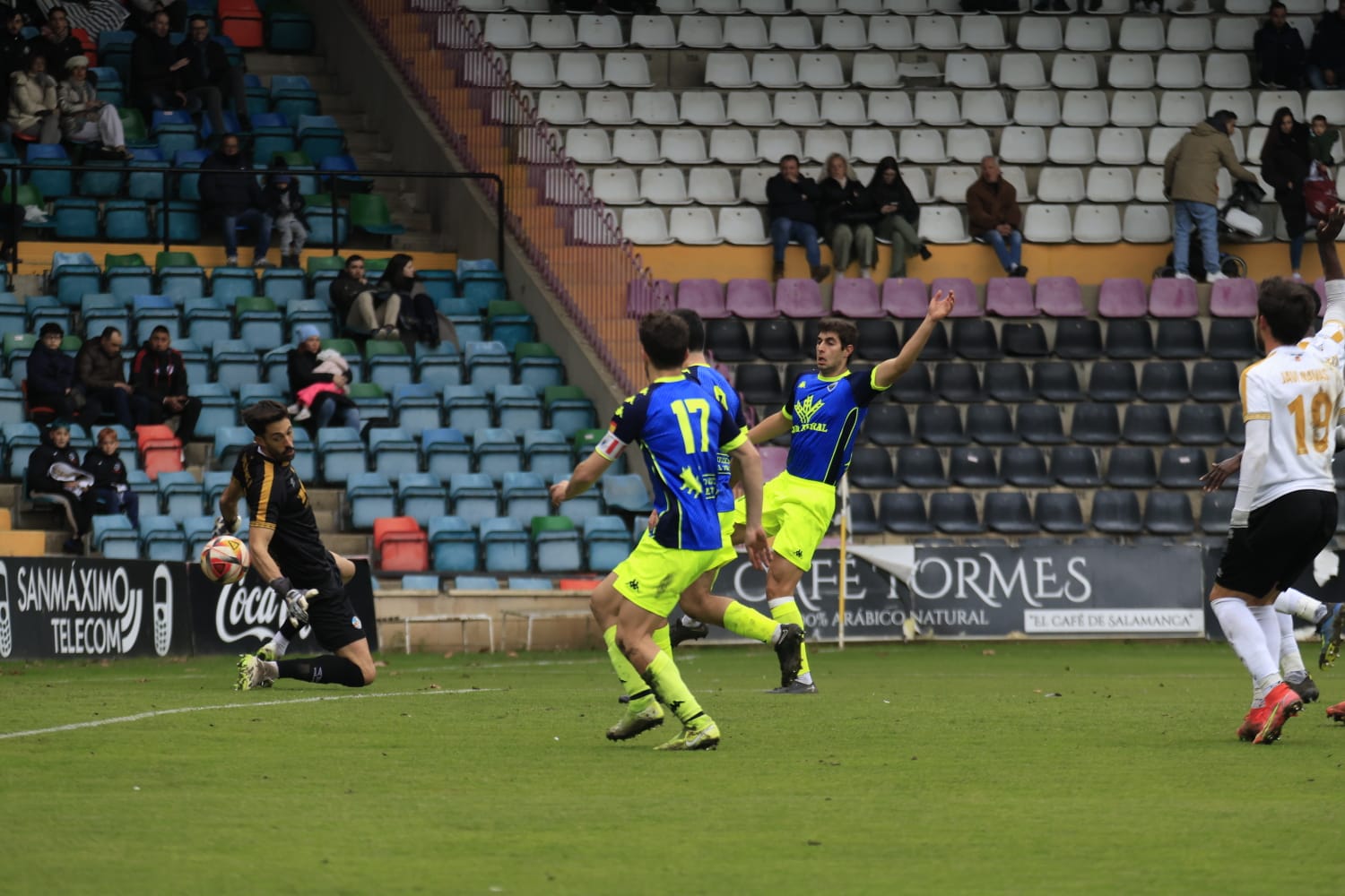 Empate y bronca en el Helmántico