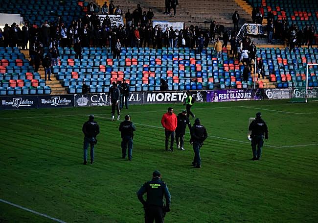 Momento en el que la Guardia Civil se lleva a Dueñas del fondo tras discutir con el público.