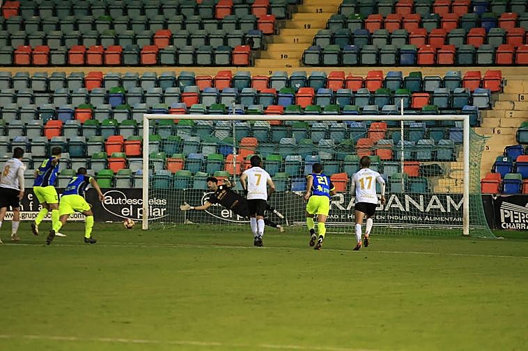 Imagen del penalti que logro detener el portero del Salamanca UDS.