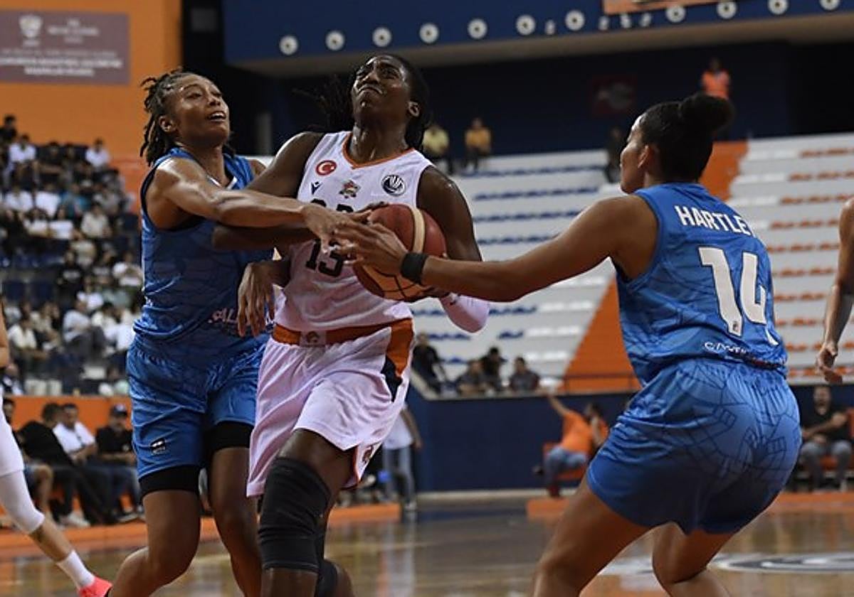 Quanitra Hollingsworth, frenada por Prince y Hartley en la primera vuelta.