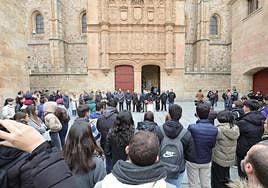 Un centenar de universitarios reivindican mejoras conexiones de transporte en el Patio de Escuelas.