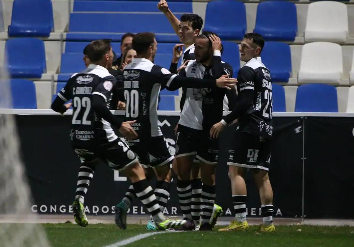 Jugadores de Unionistas celebran uno de los goles ante el Nástic.