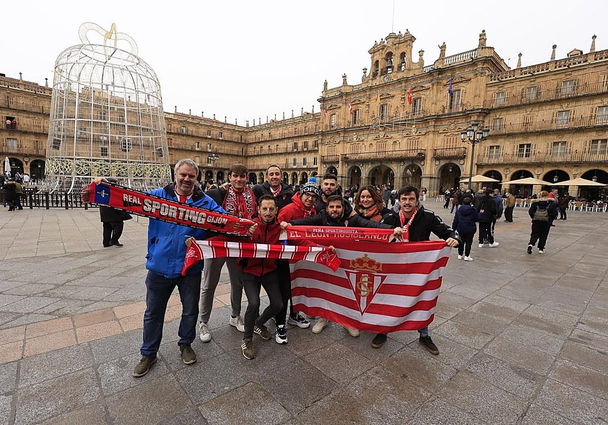Aficionados del Sporting en la Plaza Mayor de Salamanca.