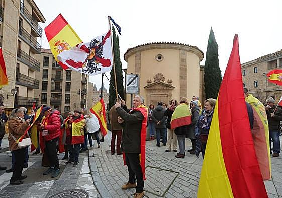 Varias personas acuden a la sede del PSOE en Salamanca ante la convocatoria de VOX.