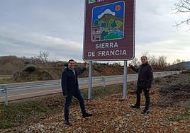 Juan Carlos Zaballos y Antonio Labrador durante la visita a la señalización.