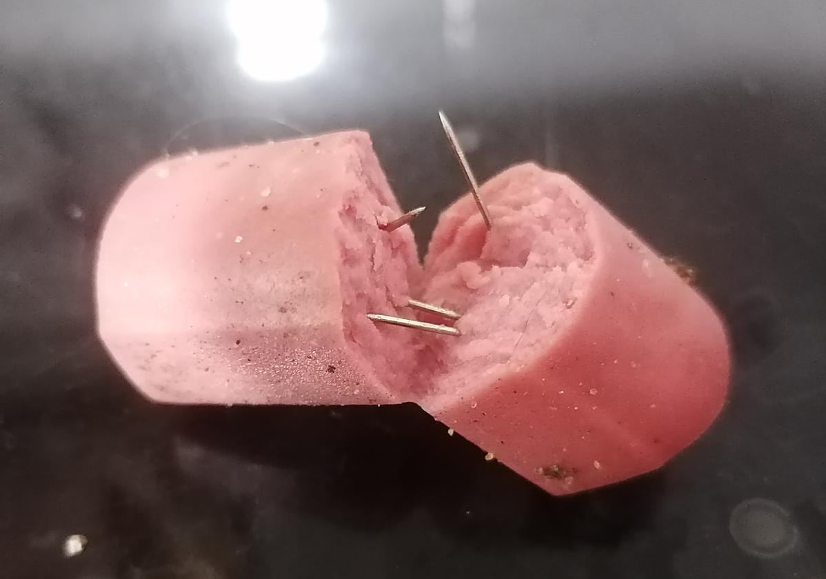 Una de las salchichas halladas con alfileres en su interior en el barrio Garrido.