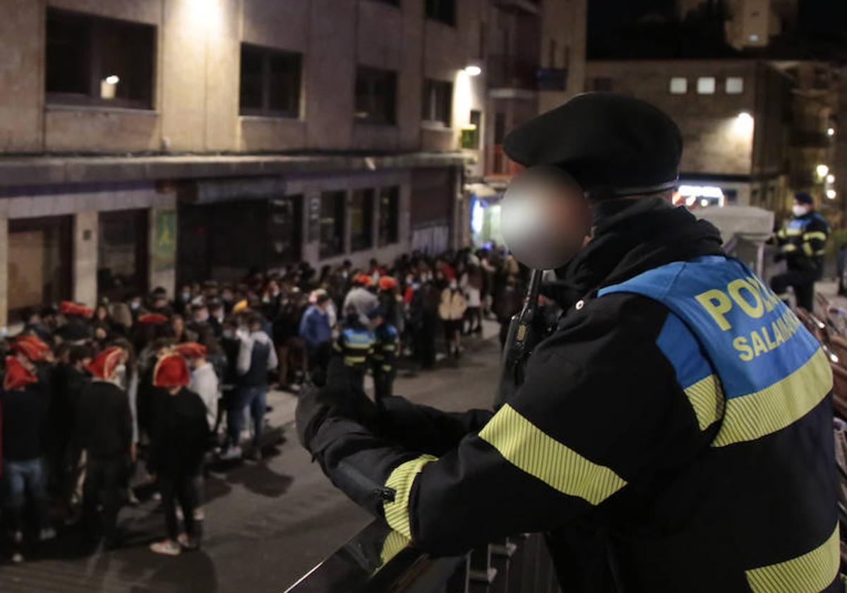 Varios policías locales controlan una zona de ocio salmantina en una imagen de archivo.