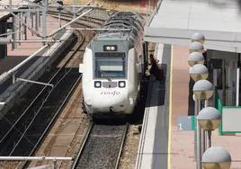 Un tren, parado en la estación de Salamanca.