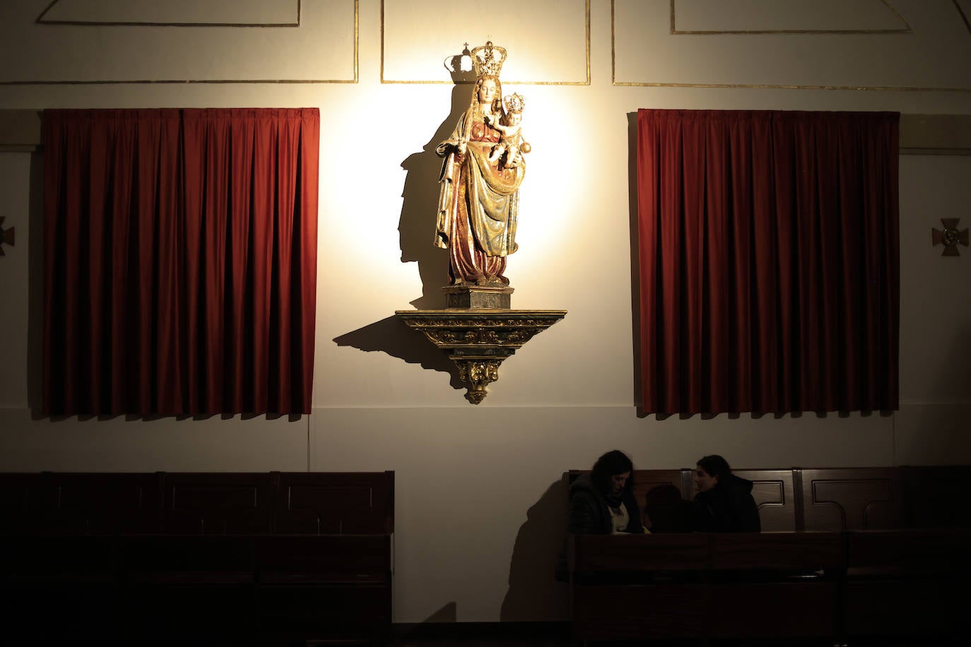 Hakuna celebra la Hora Santa en el convento de las Madres de Dios