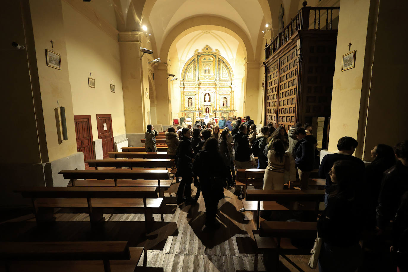 Hakuna celebra la Hora Santa en el convento de las Madres de Dios