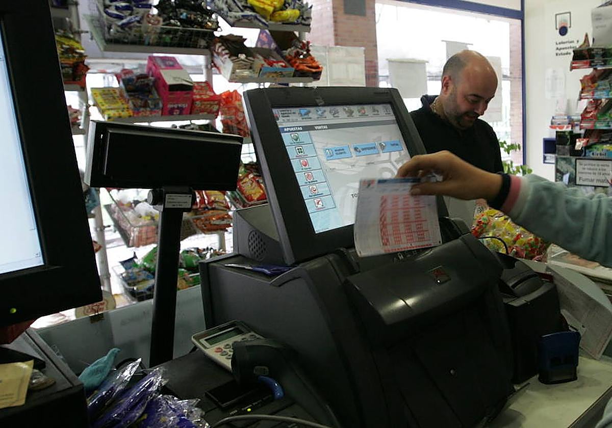 Un lotero sella una apuesta en una imagen de archivo.