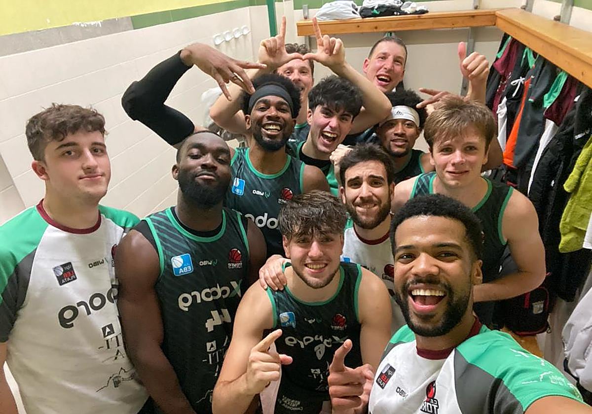 La plantilla del CB Tormes celebra la victoria.