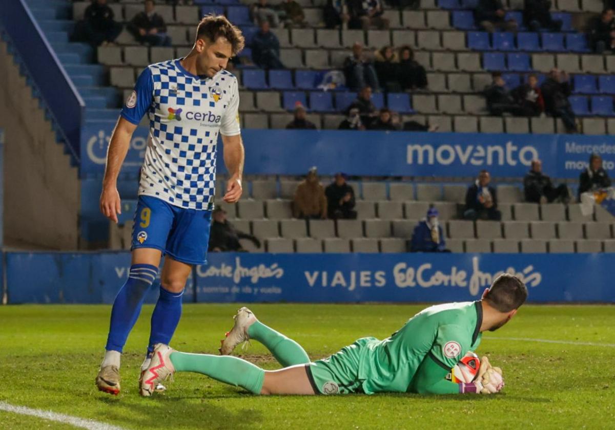 Cacharrón atrapa el balón ante un jugador del Sabadell este sábado en la Nova Creu Alta.