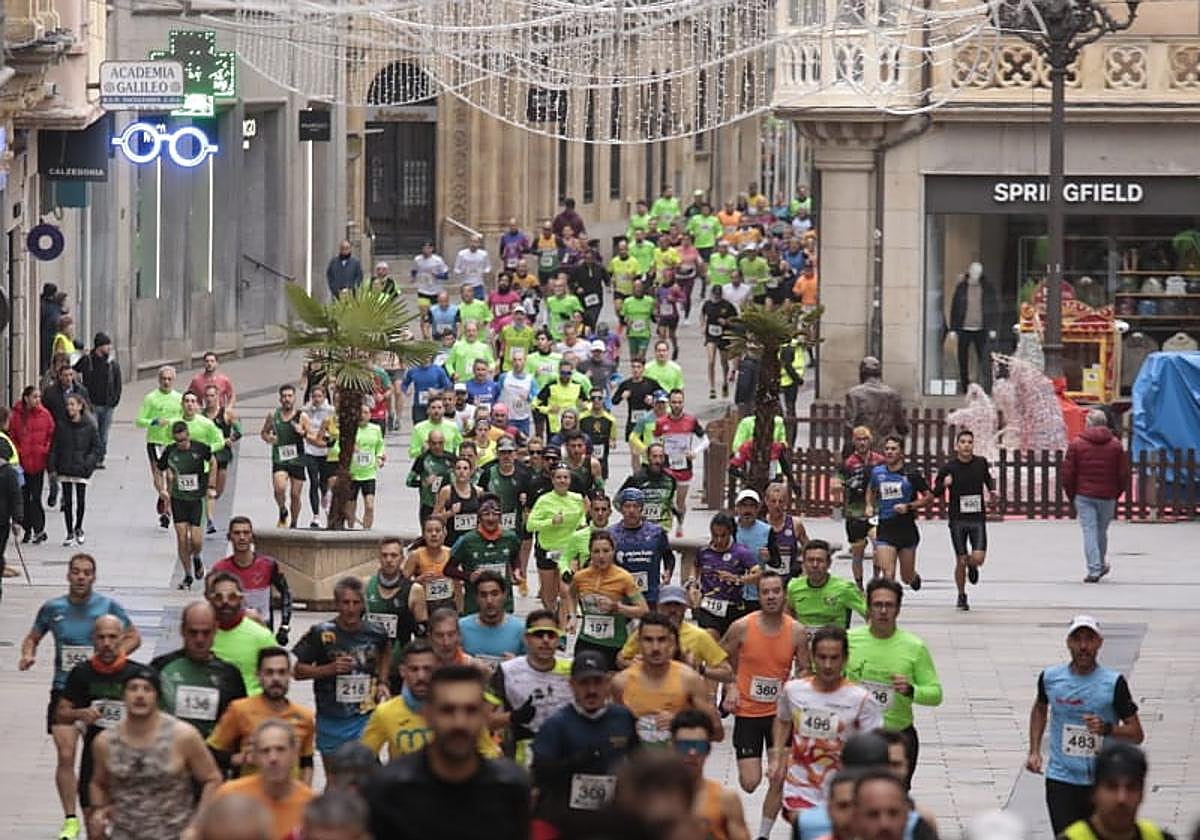 Los corredores se disponen a entrar en la Plaza Mayor de Salamanca.