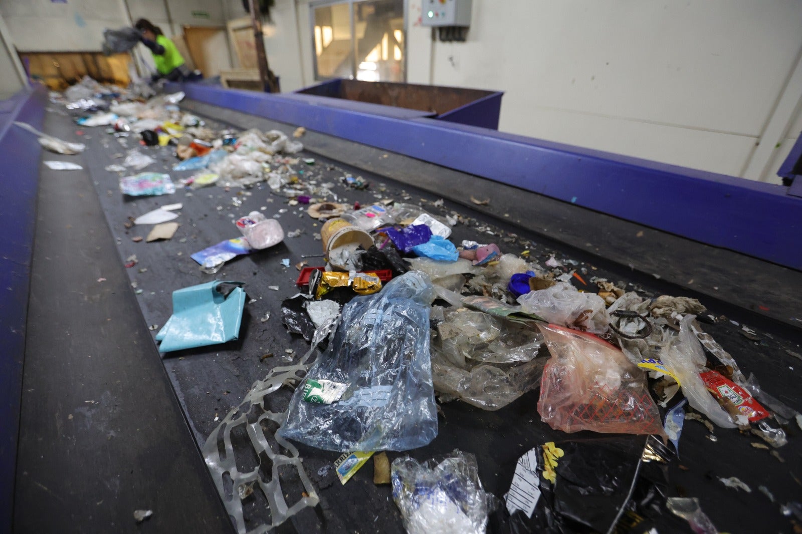 El complejo proceso de selección de los envases residuales