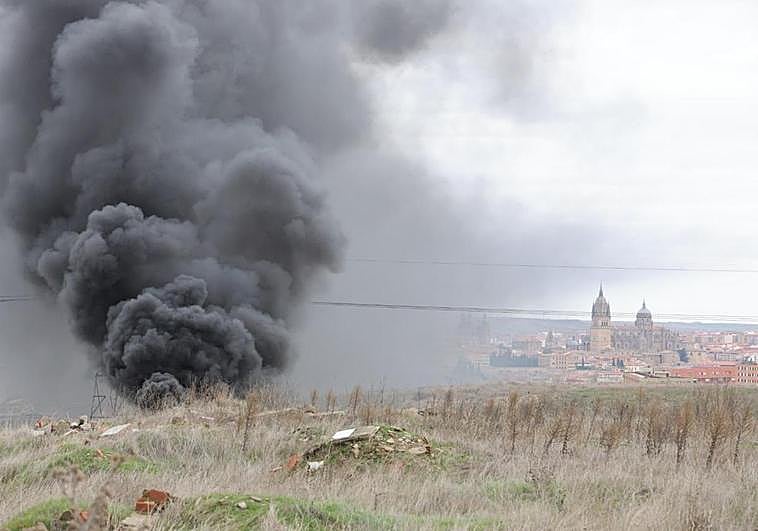 La humareda en el poblado de Vistahermosa se podía ver desde distintos puntos de la ciudad.