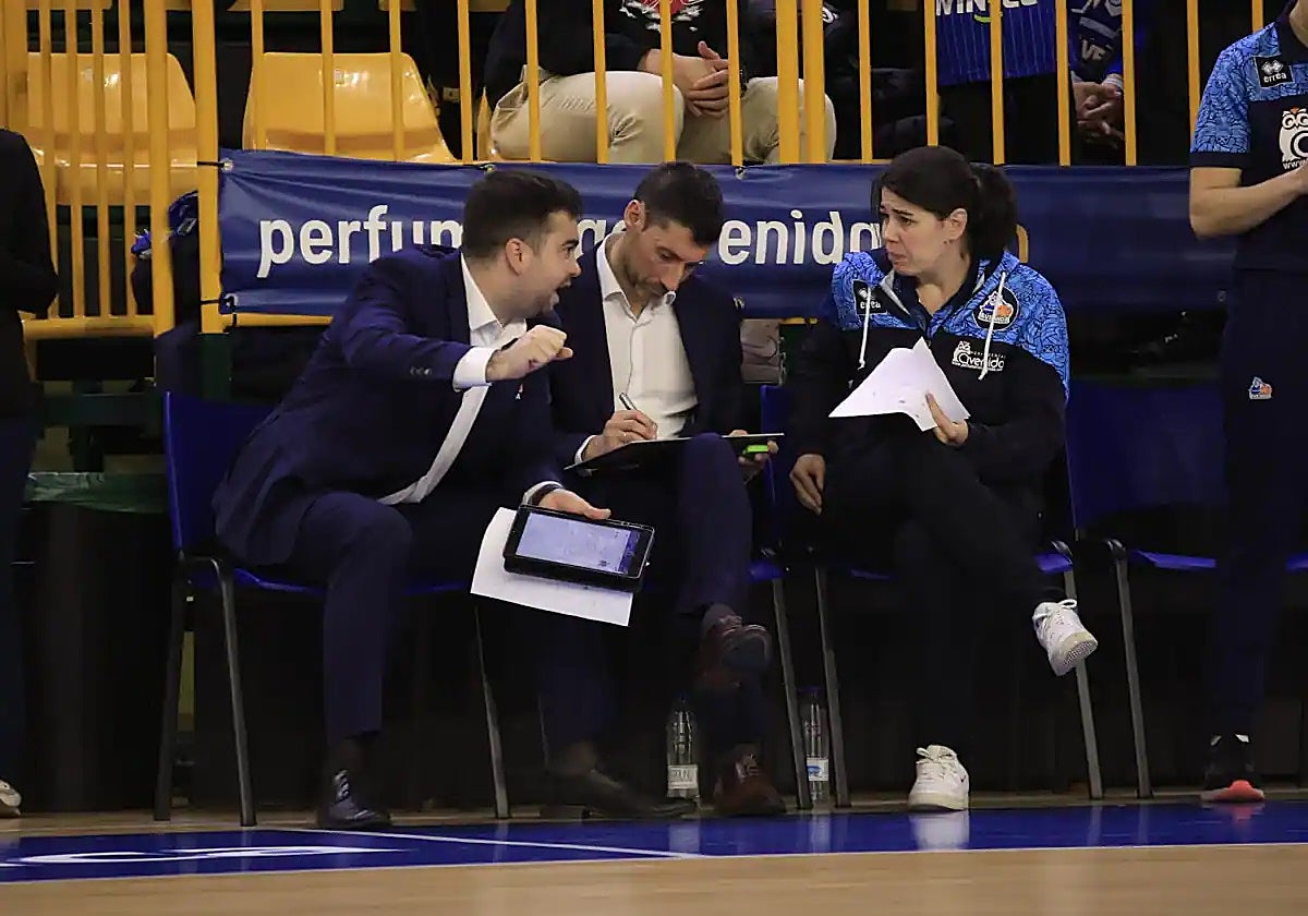 Pepe Vázquez habla con su cuerpo técnico en un partido anterior en Würzburg